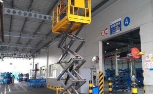 便捷小型高空作業(yè)平臺助力停車場日常維護(hù)